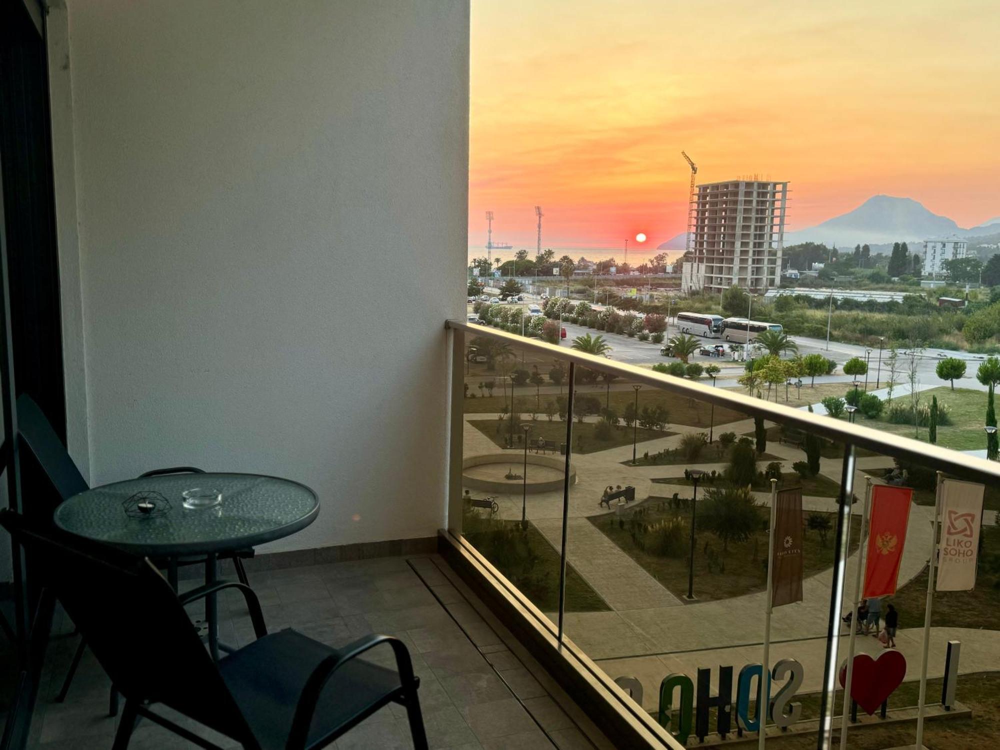 Suncoast Suites Bar Exteriör bild